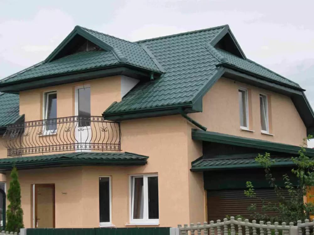 Фасады домов с зеленой крышей фото варианты